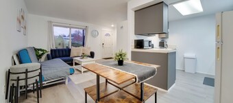 Duplex Group Getaway 3 Mi to Dtwn Bellevue!