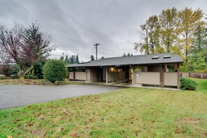 House (4 Bedrooms) | Front of property - Duplex Group Getaway 3 Mi to Dtwn Bellevue! (Bellevue)