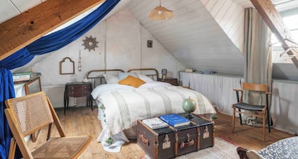 Cozy artist and fisherman cottage by the sea in St-Suliac village by Saint-Malo