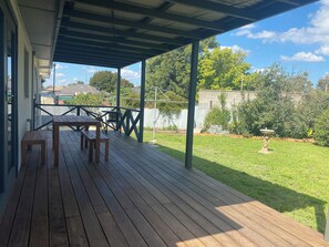 House, 3 Bedrooms, Smoking, Balcony | Balcony - Private 3bed Home With Large Deck Central Location (Bendigo)