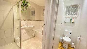 House, 3 Bedrooms, Smoking, Balcony | Bathroom amenities