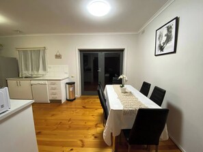 House, 3 Bedrooms, Smoking, Balcony | Dining room - Private 3bed Home With Large Deck Central Location (Bendigo)