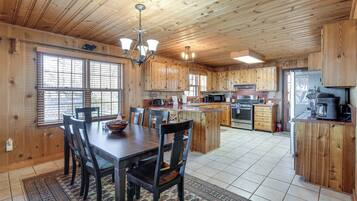 House (3 Bedrooms) | Interior