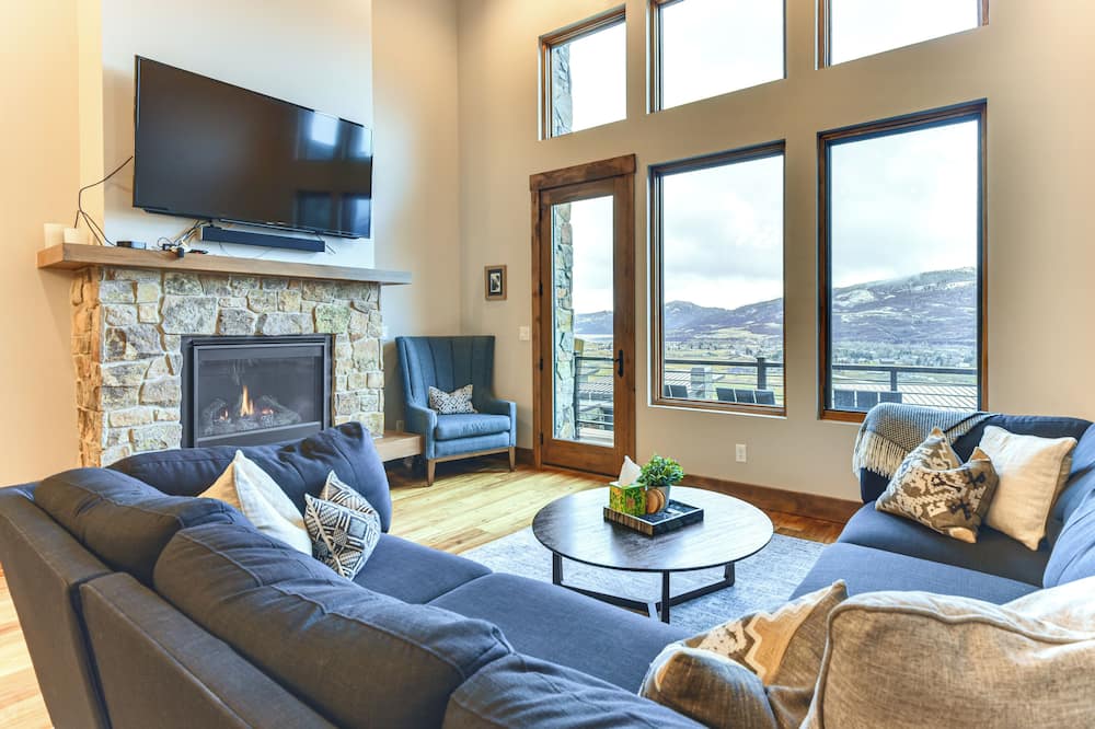 Luxe Eden Gem w/ Hot Tub: 6 Mi to Powder Mountain! - Eden, UT