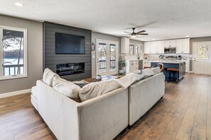 Interior - Waterfront Deck! Shell Knob Gem on Table Rock Lake (Shell Knob)