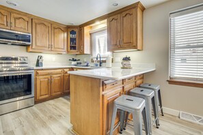 House (4 Bedrooms) | Interior - 3 Blocks to Lambeau Field! Bright Home w/ Yard (Green Bay)