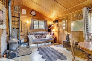 House (1 Bedroom) | Interior - Fire Pit & Water Views! Woodsy Tygh Valley Retreat (Tygh Valley)