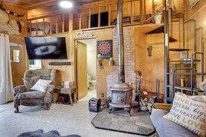 House (1 Bedroom) | Interior - Fire Pit & Water Views! Woodsy Tygh Valley Retreat (Tygh Valley)
