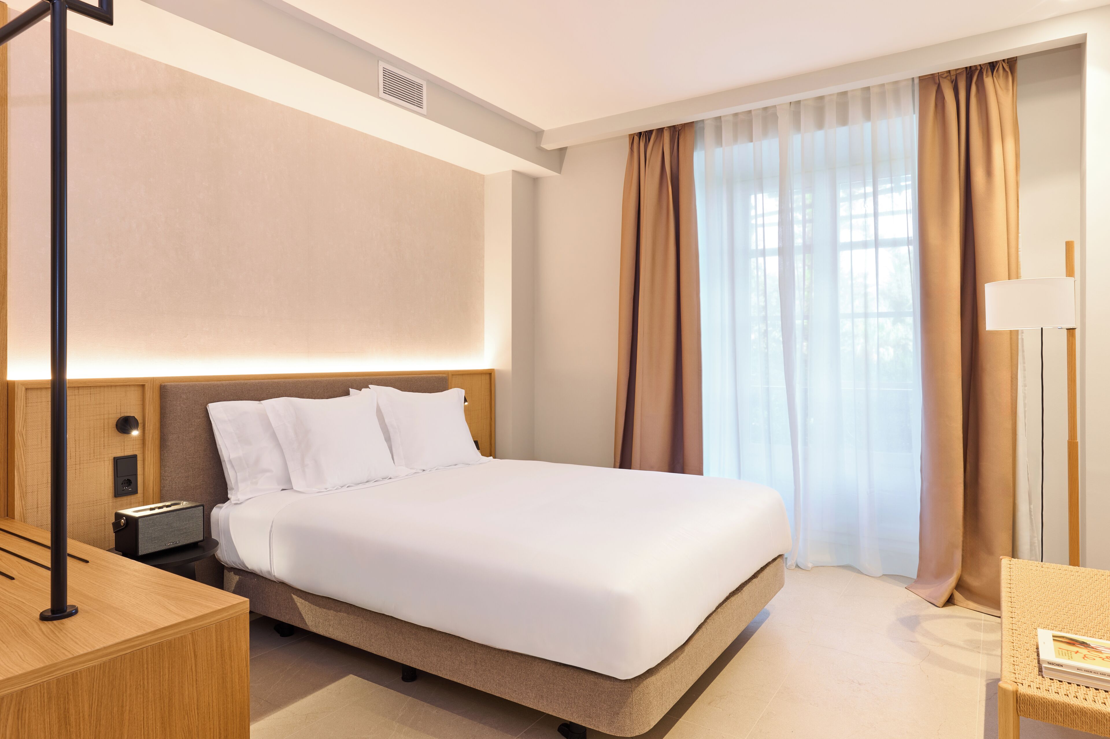 Deluxe Studio | In-room safe, laptop workspace, soundproofing, iron/ironing board