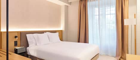 Deluxe Studio | In-room safe, laptop workspace, soundproofing, iron/ironing board