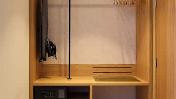 Deluxe Apartment, 1 Bedroom | Wardrobe
