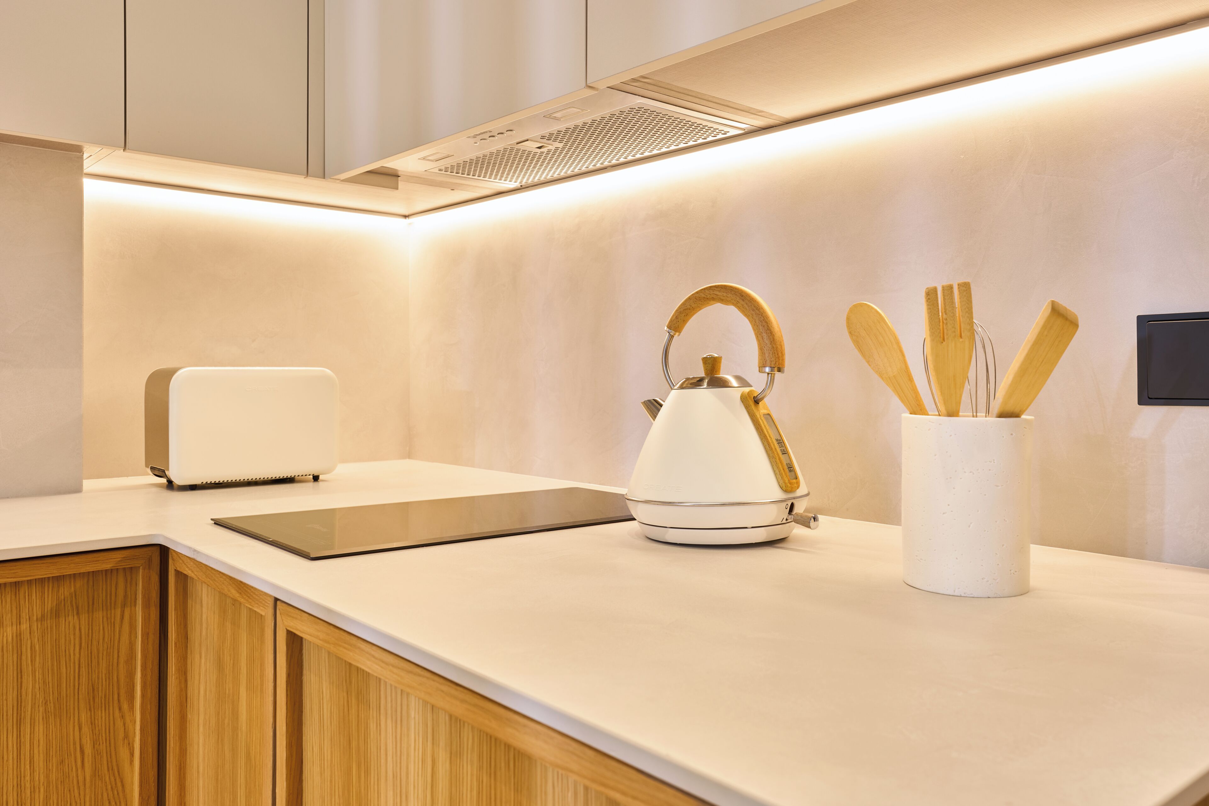 Estudio, balcón | Cocina privada | Cafetera o tetera, frigorífico, microondas y placa de cocina
