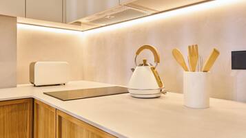 Estudio, balcón | Cocina privada | Cafetera o tetera, frigorífico, microondas y placa de cocina