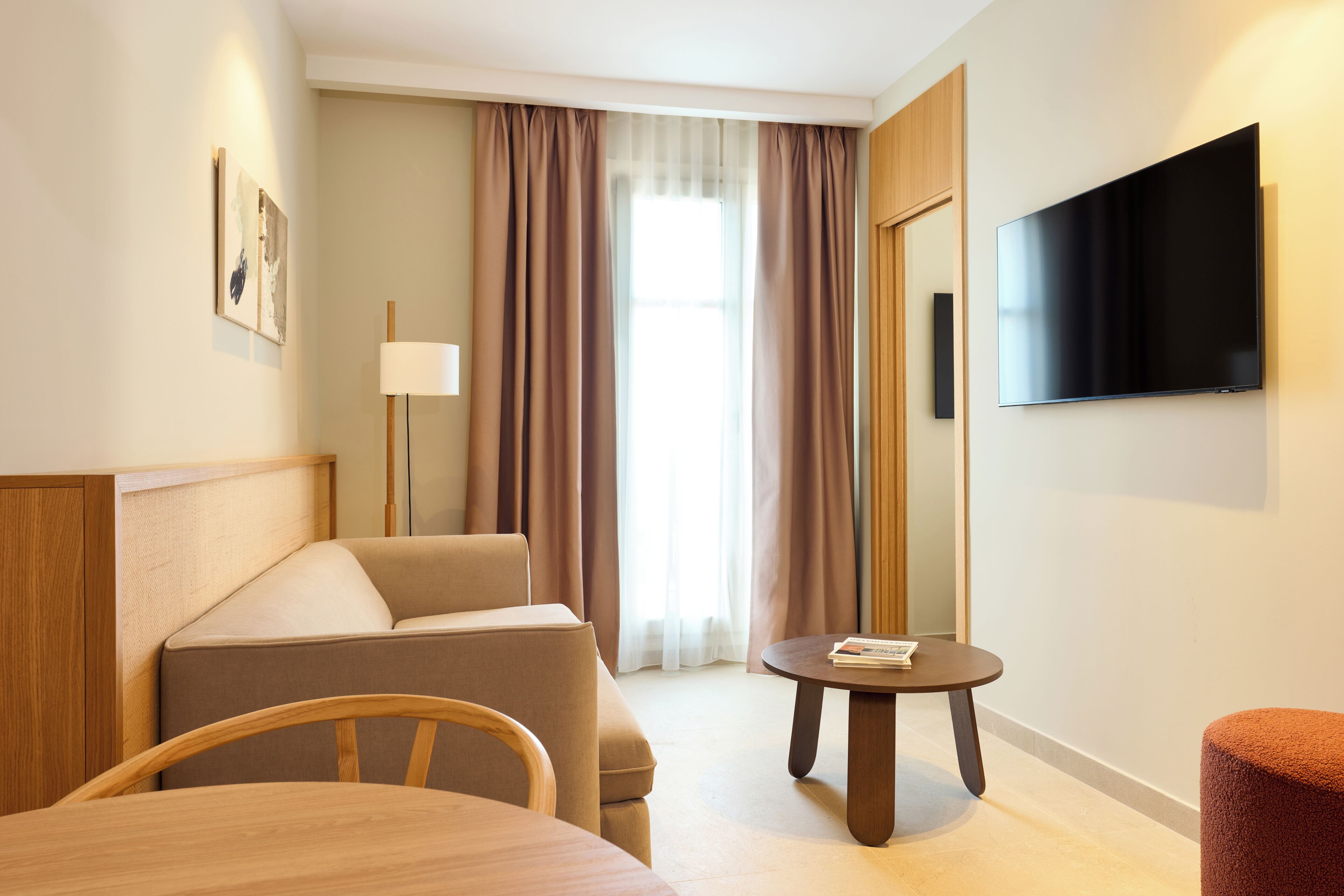 Deluxe Διαμέρισμα, 1 Υπνοδωμάτιο | Περιοχή καθιστικού | Τηλεόραση με επίπεδη οθόνη 50 ιντσών με ψηφιακά κανάλια
