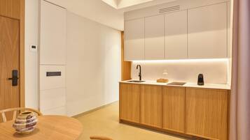 Studio | Private kitchen | Coffee/tea maker, fridge, microwave, stovetop