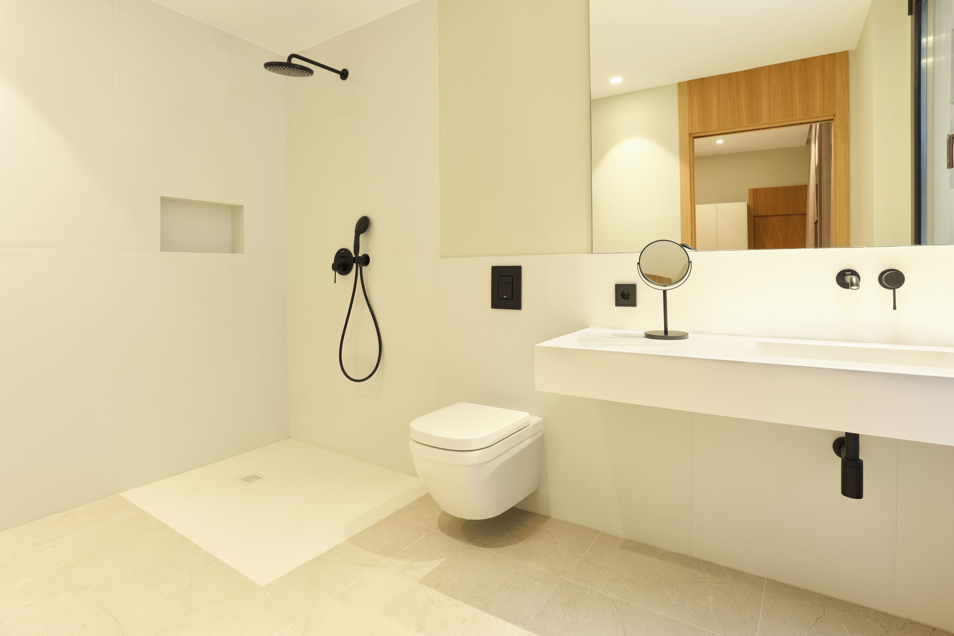 Ein modernes Badezimmer mit Dusche, Toilette und Waschbecken.