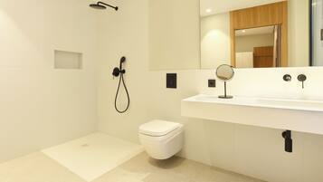 Ein modernes Badezimmer mit Dusche, Toilette und Waschbecken.