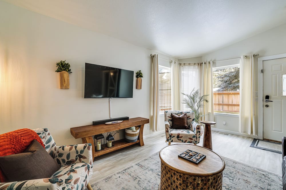 Family Home w/ Game Room, 1 Mi to Lake Cascade!