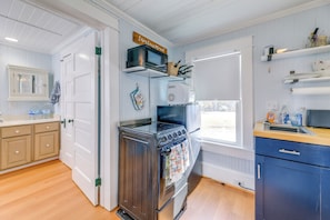 Cottage (1 Bedroom) | Interior - Relax Fireside: Retreat 1 Mi to Davis Ferry (Davis)