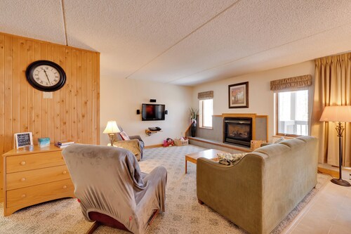 Close to Smuggs Lifts! Cozy Mountain-view Condo
