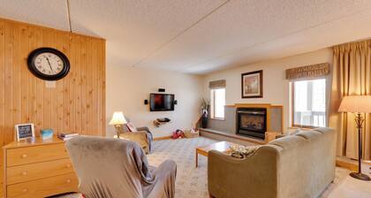 Close to Smuggs Lifts! Cozy Mountain-view Condo