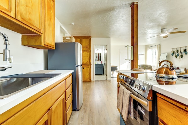 Interior - Clear Lake Living! Pet-friendly Gem w/ Fenced Yard (Lakeport)