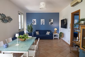Dining - VillaThomas, 50 meters from the sea! (Solfarelli)