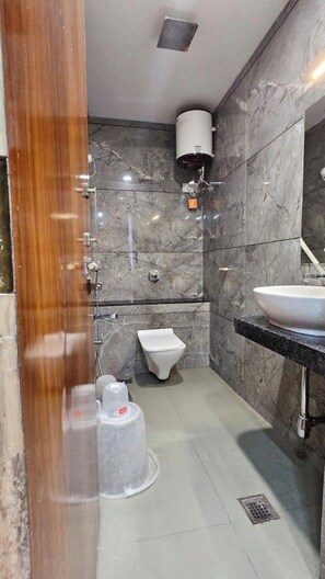 Đồ dùng nhà tắm miễn phí, khăn tắm, xà phòng, dầu gội 