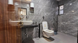 Kostenlose Toilettenartikel, Handtücher, Seife, Shampoo