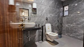 Free toiletries, towels, soap, shampoo - Rudra Residency (Pachmarhi Cantt, Madhya Pradesh)