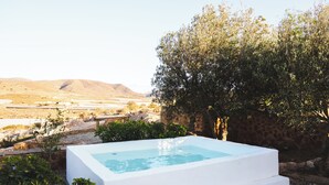 A hot tub in an outdoor setting with a view of a desert landscape. - Casa Camila · Private Cortijo with pool in Cabo de Gata (AN)