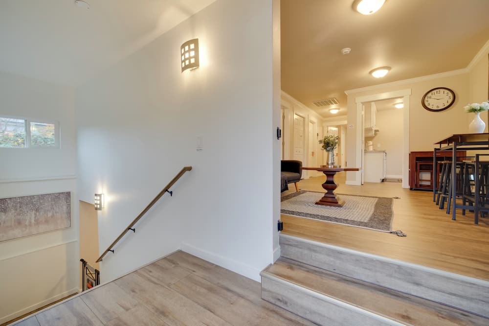 3 Mi to Dtwn Seattle: Large Home w/ Private Deck!