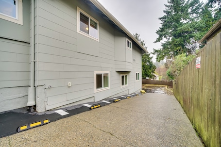 Interior. 3 Mi to Dtwn Seattle: Large Home w/ Private Deck!