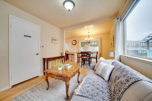 6 Mi to Downtown Seattle: Family Home w/ Yard