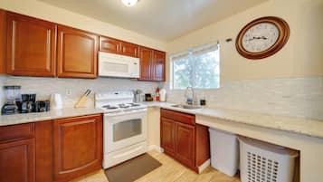 House (6 Bedrooms) | Interior