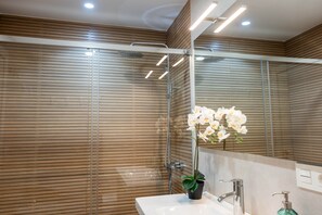 Shower, hair dryer, bidet, towels - Comeback Sailing Puerto Motril (Motril)