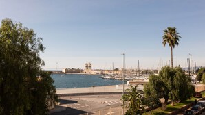 Una marina con barche, cielo sereno e vista sulla costa.