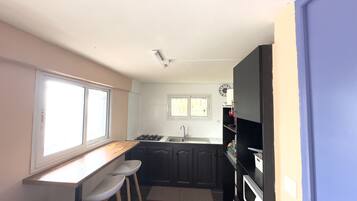 Refrigerador, microondas, placa de cocina, cafetera/tetera