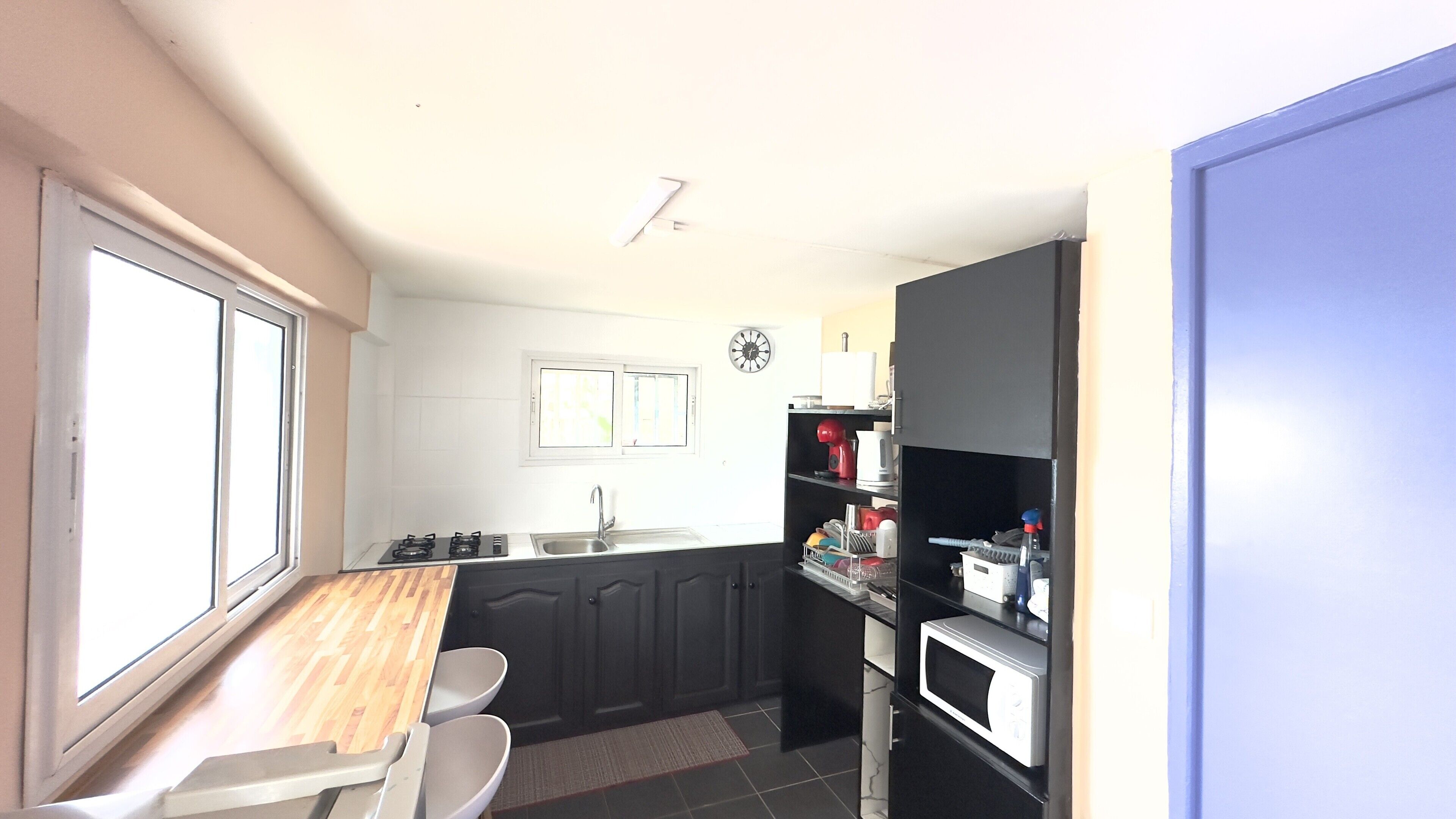 Een koelkast, een microgolfoven, een kookplaat