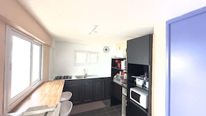 Kühlschrank, Mikrowelle, Herdplatte, Wasserkocher mit Kaffee-/Teezubehör