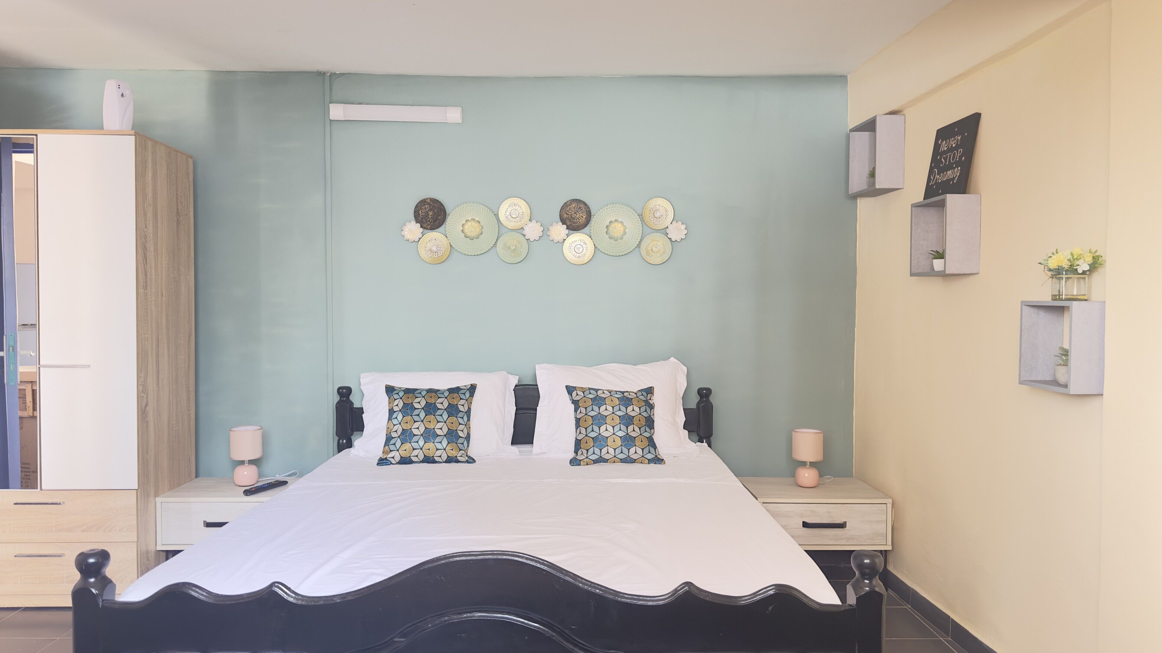 Een strijkplank/strijkijzer, gratis wifi, beddengoed