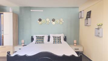 Een strijkplank/strijkijzer, gratis wifi, beddengoed