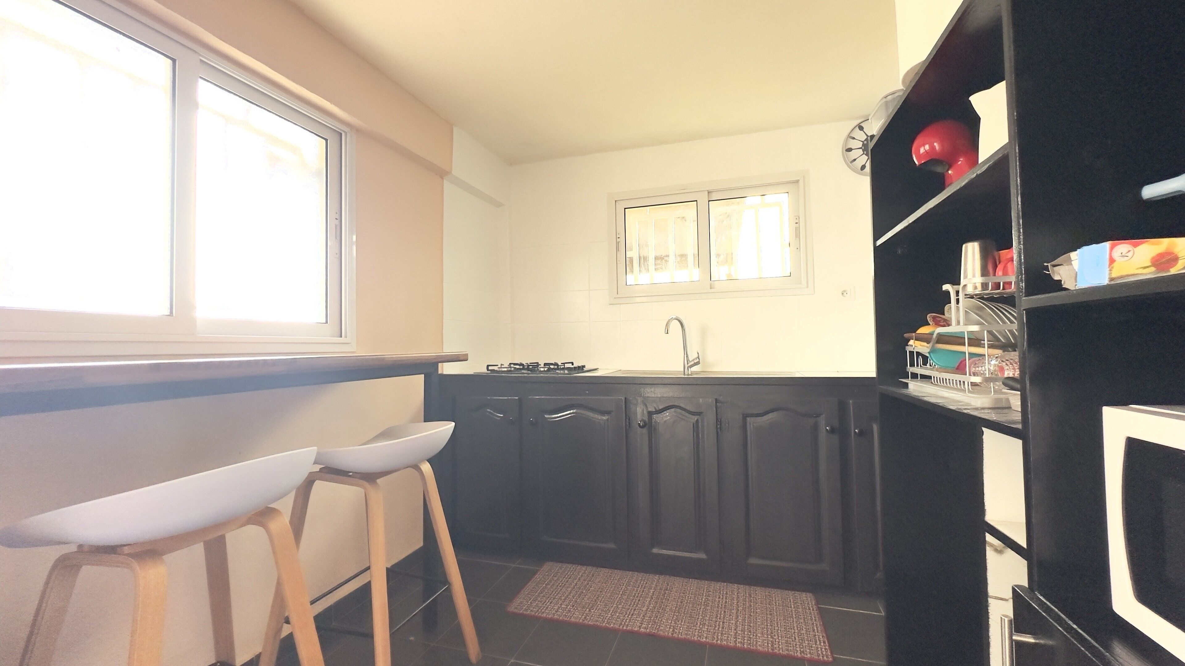 Réfrigérateur, micro-ondes, plaque de cuisson, cafetière/bouilloire