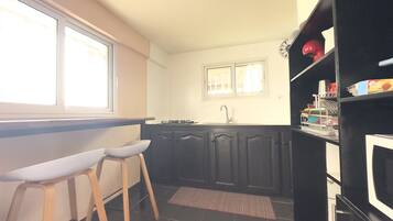 Réfrigérateur, micro-ondes, plaque de cuisson, cafetiÚre/bouilloire