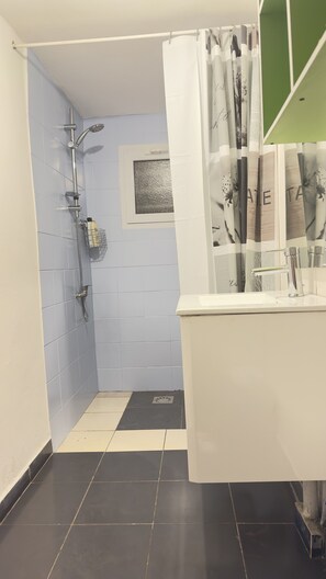 Articles de toilette écologiques, sèche-cheveux, serviettes fournies