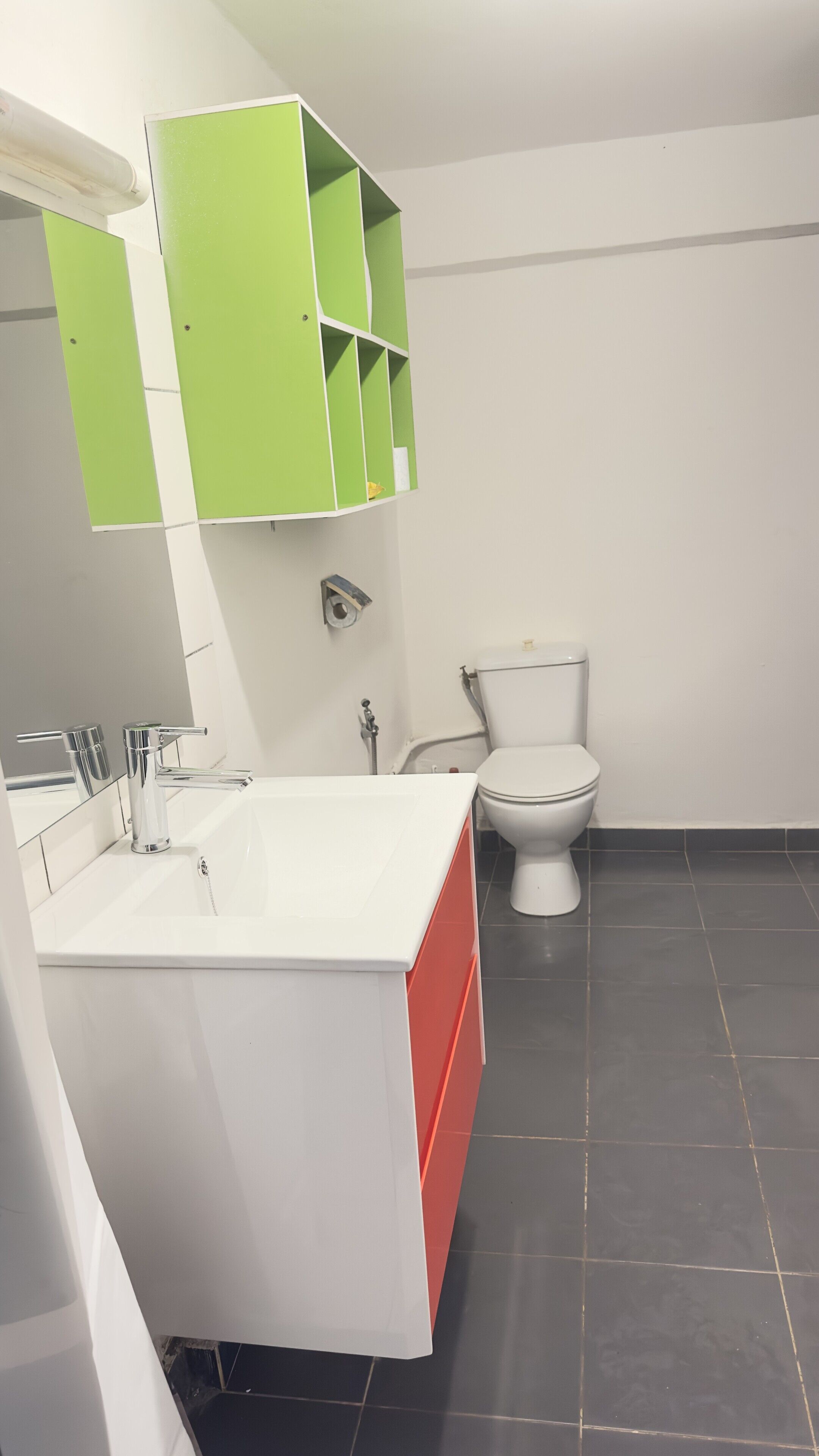 Articles de toilette écologiques, sèche-cheveux, serviettes fournies
