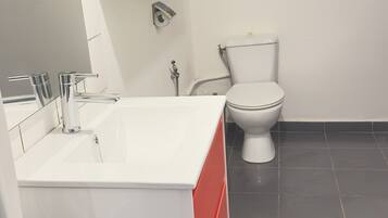 Articles de toilette écologiques, sÚche-cheveux, serviettes fournies