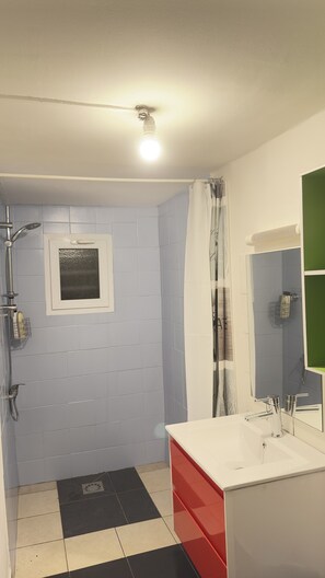 Articles de toilette écologiques, sèche-cheveux, serviettes fournies