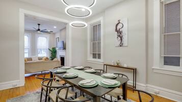 House (5 Bedrooms) | Interior