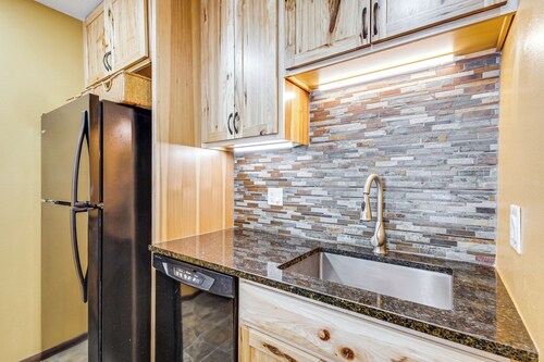 Cozy Condo: Steps to Free Winter Park Shuttle!